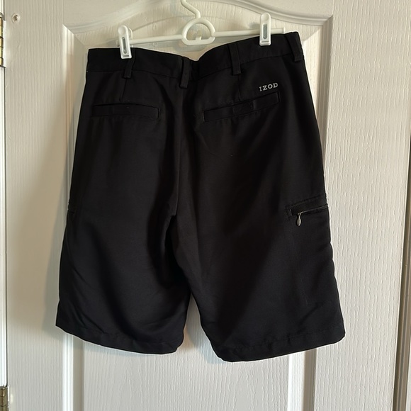 Men’s Izod 32” Black Golf Shorts with Zippered Side Pockets - Picture 2 of 4